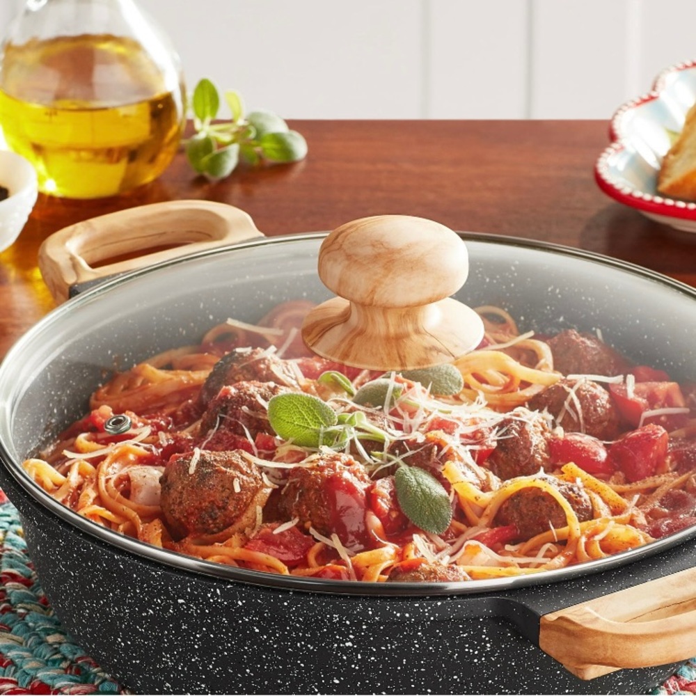 Everyday cast aluminum pan with lid